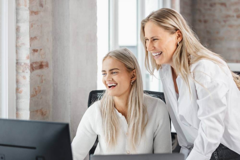 To rådgivere hos Inbound samarbeider om strategi i HubSpot for effektiv inbound-markedsføring