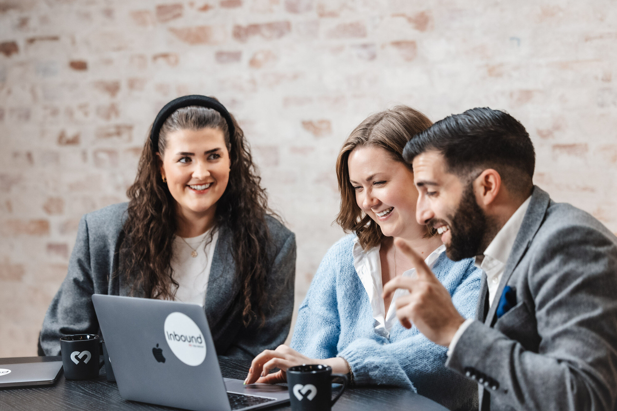 Team i Inbound samarbeider rundt strategi og innhold på laptop – viser kreativt arbeid og teamarbeid innen digital markedsføring.