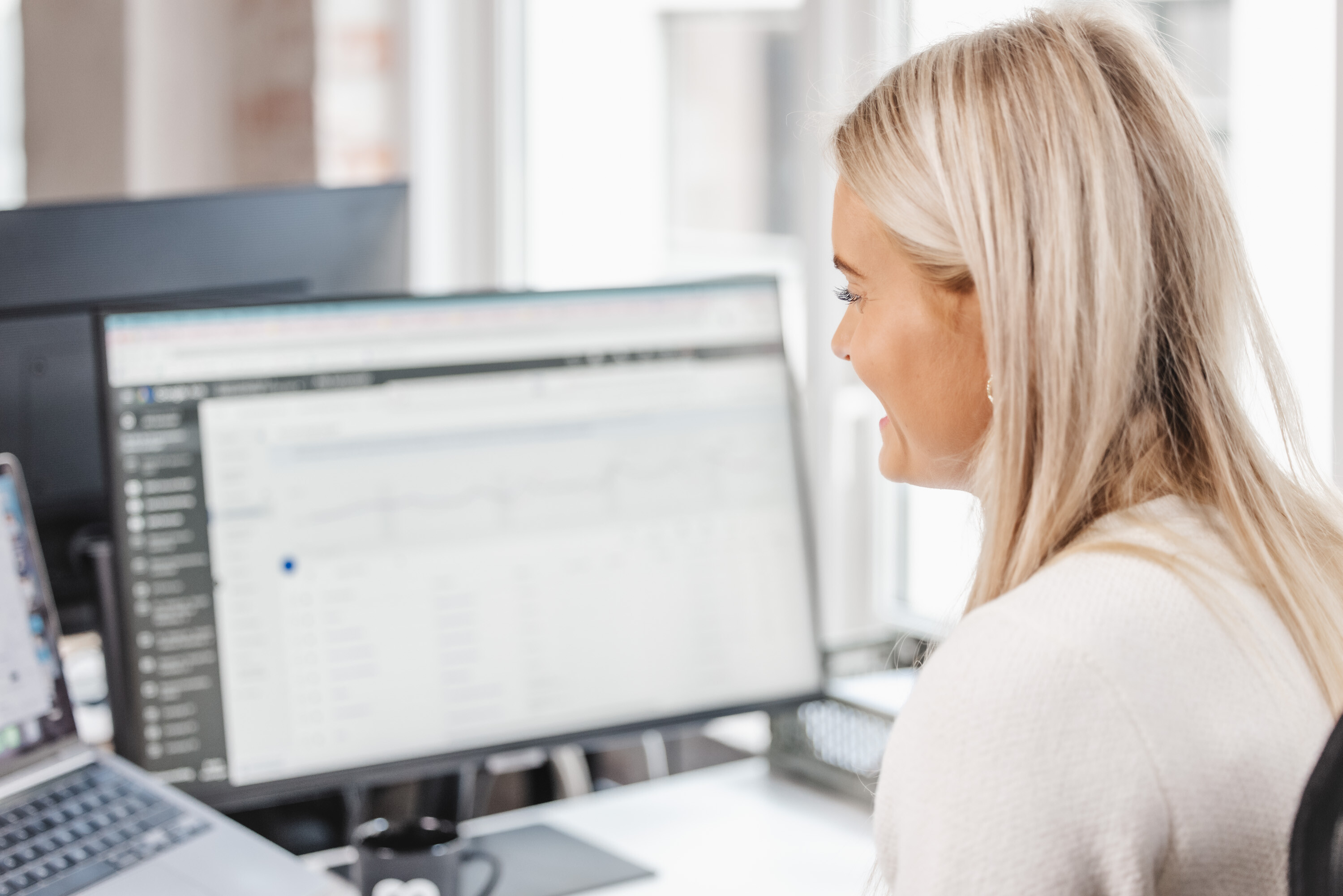 Markedsfører hos Inbound vurderer innholdsytelse i HubSpot-dashboard.